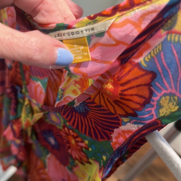 Leifsdottir, Floral print trapeze tank, 100% silk. Size 2 - Picture 4 of 8